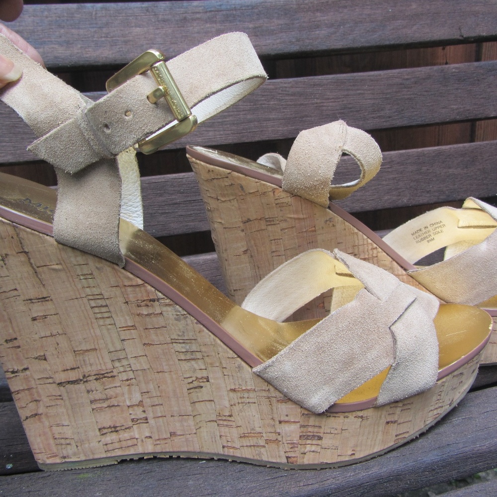 MICHAEL KORS BEIGE SUEDE PLATFORM SANDALS 9.5 NWOT